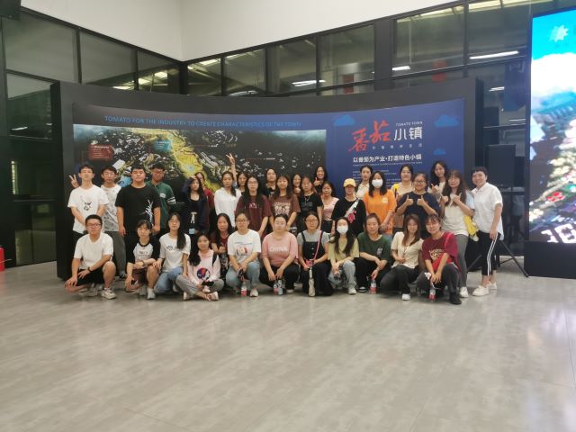 与学生一起走进现代农业 感受科技的力量 ——农林经济管理专业开展认知实习